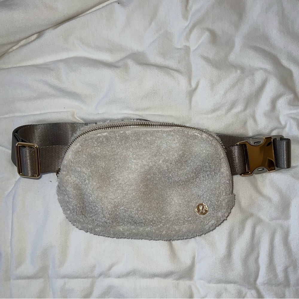 lululemon Everywhere Belt Bag